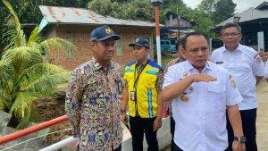 PJ-Gubernur-Sulawesi-tenggara-tinjau-tanggul-yang-jebol-untuk-direkomendasikan-perbaikan.jpg