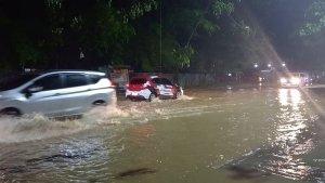 Pascahujan-Deras-di-Kota-Kendari-Ruas-Jalan-di-Kawasan-Eks-MTQ-Digenangi-Air-Lalu-Lintas-Macet.jpg