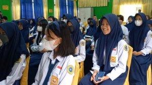 Pelajar-di-SMP-Negeri-9-Kendari-saat-ikuti-sosialisasi-cyber-bullyng-Selasa-18102022.jpg