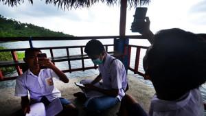 Pelajar-memanfaatkan-jaringan-internet-4G-untuk-belajar-secara-daring-di-Desa-Budo-Sulawesi-Utara.jpg