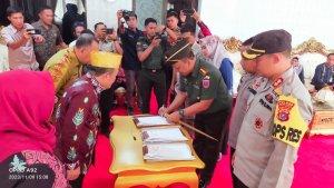 Pemerintah-Kabupaten-Konawe-tandatangani-NPHD-Pengamanan-Pilkada-Kabupaten-Konawe-2024.jpg