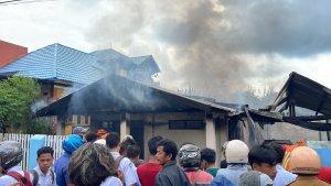 Percikan-Api-Saat-Masak-Air-di-Tungku-Kayu-Jadi-Penyebab-Kebakaran-Rumah-di-Katobu-Muna.jpg