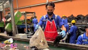 Petugas-memilah-sampah-plastik-dari-sampah-organik-di-TPST-Sentiong-Kota-Cimahi-Jawa-Barat.jpg