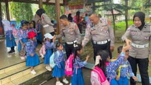 Polisi-Hadir-Sebagai-Sahabat-Ajarkan-Anak-TK-Wulele-Sanggula-II-UHO-Pentingnya-Disiplin-Lalu-Lintas.jpg