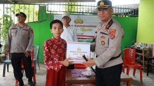 Polresta-Kendari-Beri-Bantuan-Paket-Sembako-kepada-Warga-yang-Terdampak-Angin-Puting-Beliung.jpg