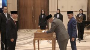 Prof-Muhammad-Zamrun-Serah-Terima-Jabatan-Rektor-UHO-ke-Prof-Armid-Usai-Pelantikan-di-Jakarta.jpg