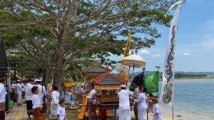 Ratusan-Umat-Hindu-di-Kota-Kendari-melakukan-upacara-Melasti-di-Pantai-Nambo.jpg