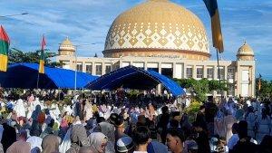 Ribuan-Warga-Kabupaten-Muna-Sulawesi-Tenggara-Salat-Idulfitri-2024-di-Masjid-Al-Munajat-Kota-Raha.jpg