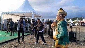 Ruksamin-Kenakan-Pakaian-Adat-Muna-Saat-Saksikan-Tari-Kolosal-Rangkaian-Acara-HUT-ke-17-Konawe-Utara.jpg