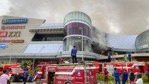 Sejumlah-mobil-dan-petugas-pemadam-kebakaran-di-depan-mall-The-Park-Kendari.jpg