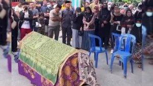 Suasan-Rumah-duka-di-Muna-korban-pembunuhan-di-Kendari-Sulawesi-Tenggara.jpg