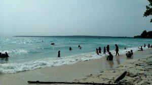 Suasana-Pantai-Nirwana-Baubau-Sulawesi-Tenggara-Ramai-Dipadati-Pengunjung-Selama-Libur-Natal-2023.jpg