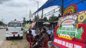 Suasana-Rumah-Duka-Ketua-Bawaslu-Kolaka-Timur-Abang-Saputra-Laliasa-di-Konawe-Banjir-Karangan-Bunga.jpg