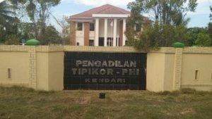 Sulkarnain-Kadir-dan-JPU-Kejati-Sultra-Diberi-Kesempatan-Hadirkan-Saksi-Lagi-Sebelum-Pembacaan-Vonis.jpg
