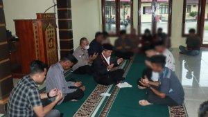 Tahanan-pria-menikahi-kekasihnya-di-masjdi-Polres-Konawe-Selatan-Sulawesi-Tenggara.jpg