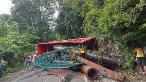 Terjadi-Kecelakaan-Tunggal-truck-merah-di-Kolaka-Provinsi-Sulawesi-Tenggara.jpg