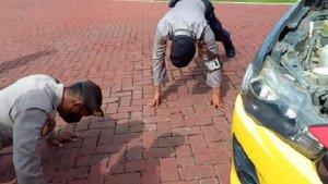 Tiga-Personel-Polresta-Kendari-Dihukum-Push-Up-Gegara-Kendaraan-Patroli-Kedapatan-Kotor.jpg