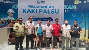 Tiga-warga-penyandang-disabilitas-mendapat-bantuan-kaki-palsu-gratis-dari-PLN-UP3-Kendari.jpg