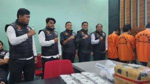 Tim-Opsnal-Ditresnarkoba-Polda-Sultra-ungkap-peran-tiga-pelaku-yang-dibekuk-saat-edarkan-sabu.jpg