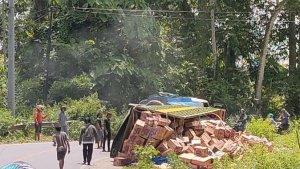 Truk-Mitsubishi-kecelakaan-tunggal-di-Jln-poros-Raha-Watopute-Kabupaten-Muna.jpg