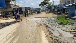 Update-Kondisi-Jalan-Pasar-Anduonohu-Kendari-Berlubang-Tergenang-Air-Belum-Ada-Perhatian-Pemerintah.jpg