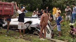 Video-Mobil-Putih-Masuk-ke-Selokan-Dievakuasi-Warga-di-Kusambi-Muna-Barat-Sulawesi-Tenggara.jpg