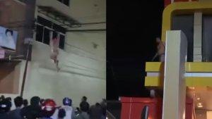 Video-Viral-Aksi-Nekat-Pria-Bergelantungan-di-Kabel-Listrik-Kawasan-Pantai-Kamali-Baubau.jpg