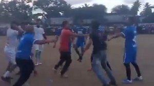 Video-Viral-Pemain-Sepak-Bola-Tarkam-Adu-Jotos-di-Lapangan-Wakuru-Tongkuno-Muna-Sulawesi-Tenggara.jpg