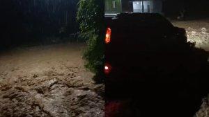 Viral-Video-Banjir-Rendam-Jalan-Trans-Sulawesi-Wolo-Kolaka-Sultra-Setinggi-Betis-Orang-Dewasa.jpg