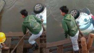 Viral-Video-Mobil-Jasa-Pengiriman-Hanyut-di-Sungai-Morosi-Konawe-Sulawesi-Tenggara.jpg