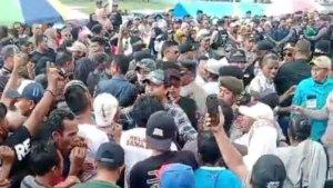 Viral-Video-Simpatisan-Ribut-di-Debat-Calon-Bupati-dan-Wakil-Bupati-Buton-Tengah-Penyebab-Keributan.jpg