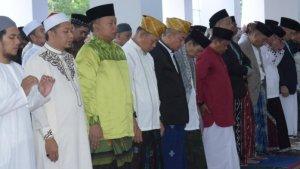 Wali-Kota-Kendari-Asmawa-Tosepu-salat-Idul-Fitri-2023-di-Balai-Kota-Kendari-Sulawesi-Tenggara.jpg
