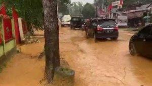 Warga-keluhkan-banjir-bercampur-lumpur-di-Kelurahan-Punggolaka-Puuwatu-Kendari-Sultra.jpg