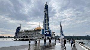 Wisata-Religi-Masjid-Al-Alam-Kota-Kendari-Sulawesi-Tenggara-pasca-lebaran-2025.jpg
