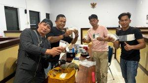 anggota-polres-kolaka-memegang-barang-bukti-sabu-usai-tangkap-2-pengedar-sabu-di-bombana.jpg