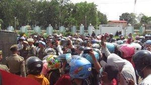 buruh-kawasan-industri-Morosi-saat-berunjuk-rasa-di-DPRD-Konawe.jpg