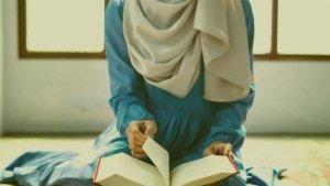 ilustrasi-membaca-alquran-ilustrasi-ibadah-ilustrasi-ramadhan.jpg