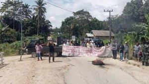jalan-rusak-di-Unaaha-Abuki-Kabupaten-Konawe-Sulawesi-Tenggara.jpg