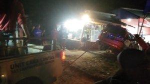 kecelakaan-mobil-di-kendari-sampai-terjepit-fondasi-konter-pulsa.jpg