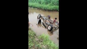 kecelakaan-tunggal-mobil-masuk-saluran-air-di-morosi-konawe-seluawesi-tenggara.jpg