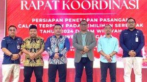 kpu-dan-bawaslu-saat-penetapan-paslon-terpilih-di-kota-kendari.jpg