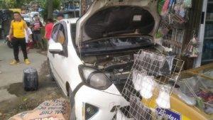 mobil-minibus-warna-putih-seruduk-salah-satu-kios-diJalan-R-Suprapto-Mandonga.jpg