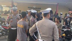 momen-lucu-kedua-bocah-laki-laki-terjaring-razia-Satlantas-Polresta-Kendari-pakai-kaos-Polisi.jpg