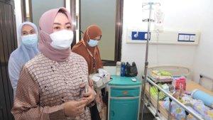 pasien-dua-bayi-Stunting-dan-TBC-di-RSUD-Kendari.jpg