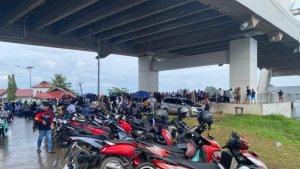pencarian-mahasiswa-hilang-di-Jembatan-Teluk-Kendari-disaksikan-warga-sebabkan-kemacetan.jpg