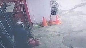 pencuri-tabung-gas-terekam-CCTV-rumah-makan-di-Jalan-Malik-Raya-Kota-Kendari.jpg