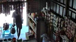 pencurian-2-buah-tabung-gas-elpiji-terekam-CCTV-di-salah-satu-warung-di-Kabupaten-Kolaka.jpg