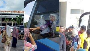 pengantar-calon-jemaah-haji-bersorak-penuh-haru-melihat-sanak-keluarga-memasuki-Bandara-Haluoleo.jpg
