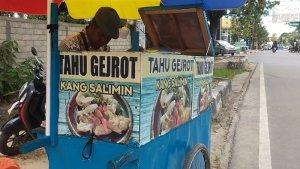 penjual-tahu-gejrot-di-Kendari.jpg