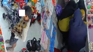 rekaman-video-CCTV-yang-memperlihatkan-seorang-pria-memamerkan-alat-kelamin-di-Kendari.jpg